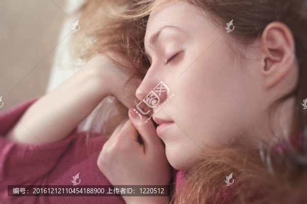年輕的女人睡覺(jué)