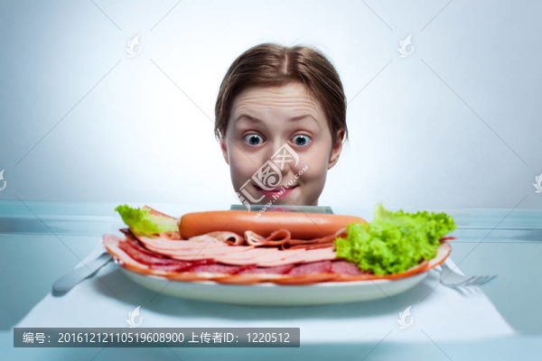 年輕女子看盤子