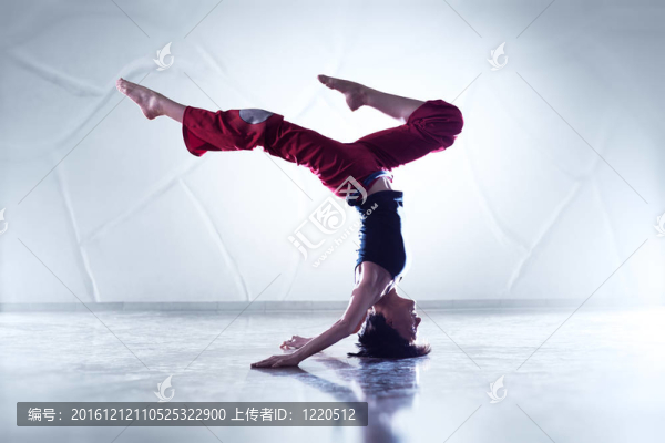 年輕女子體操運(yùn)動(dòng)員