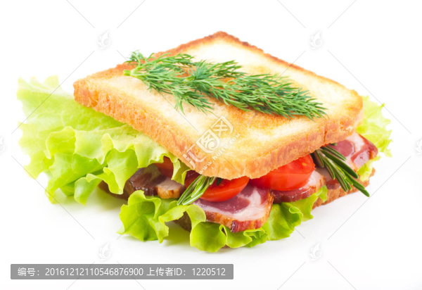煙熏肉三明治；西紅柿和白底色拉