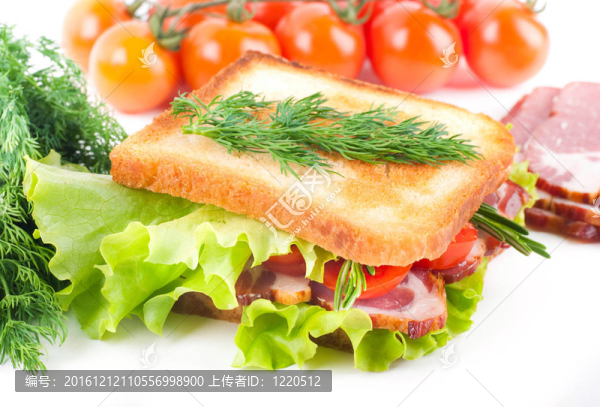 煙熏肉三明治；西紅柿和白底色拉