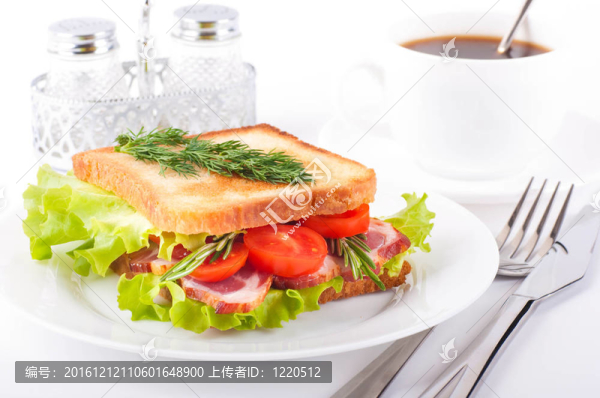 熏肉和西紅柿三明治；一杯咖啡