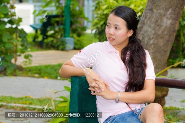 公園里的心煩意亂的女人