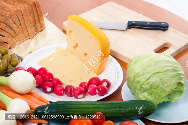 準(zhǔn)備蔬菜和奶酪