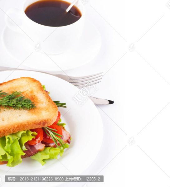 熏肉和西紅柿三明治；一杯咖啡
