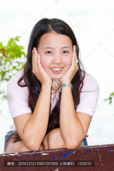 亞洲女子坐在長椅上微笑