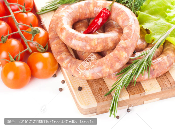 豬肉香腸；番茄；沙拉和香料