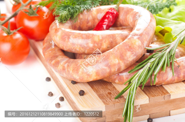 豬肉香腸；番茄；沙拉和香料