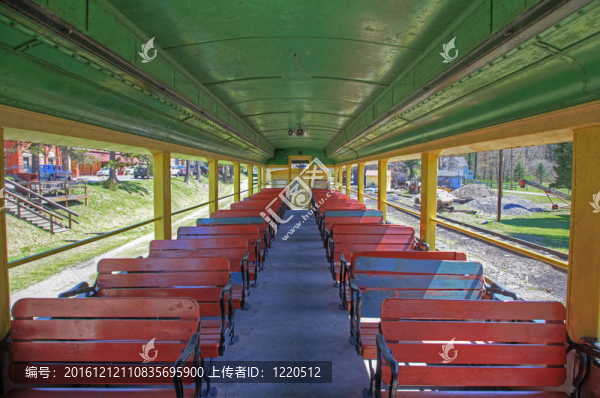 在游覽列車內(nèi)-匯圖網(wǎng) www.fosd68.com 在游覽列車內(nèi)