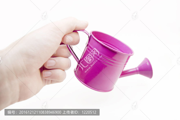 握著迷你水桶的手