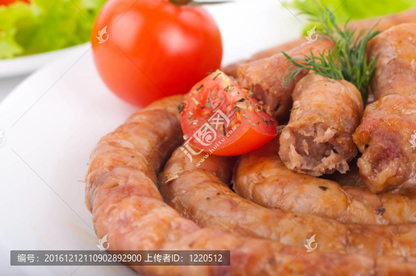 豬肉和牛肉香腸配番茄和香料；蔬菜沙拉