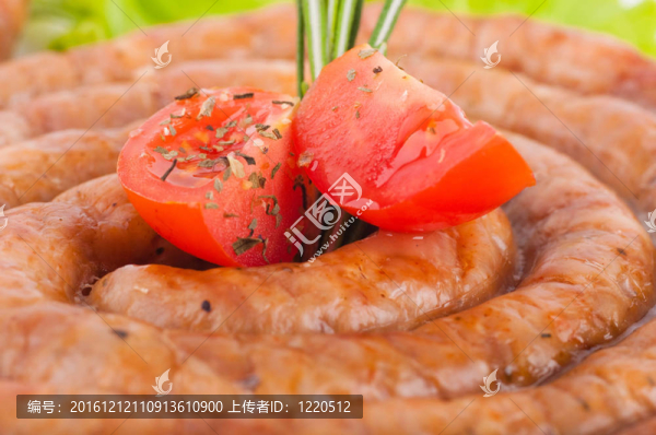 豬肉和牛肉香腸配番茄和香料；蔬菜沙拉