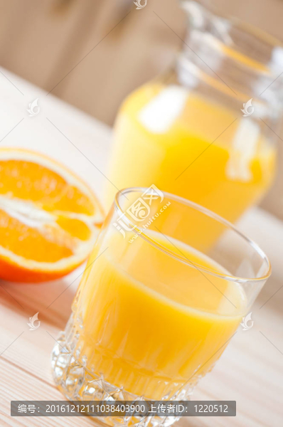 桌上的格拉斯和果汁罐。