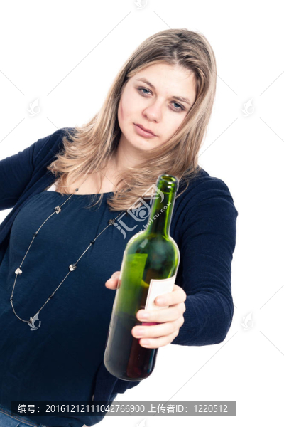 醉女人帶瓶酒