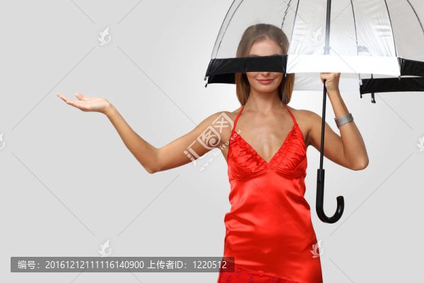穿黑色連衣裙的女人