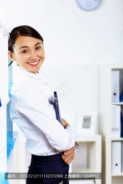 年輕婦女在辦公室上班