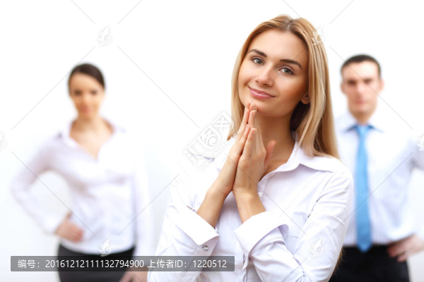 三成功的年輕商人一起