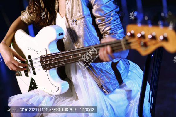 年輕吉他演奏者在夜總會表演