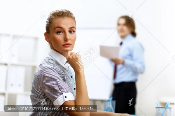 辦公室里的一個女商人的肖像