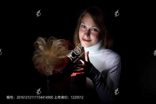 年輕女子讀魔法書