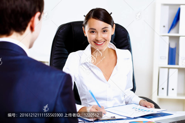 年輕婦女在辦公室上班