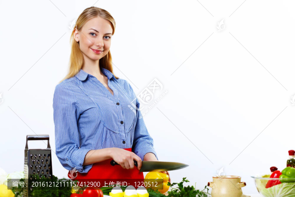 女人在家里做新鮮的飯菜