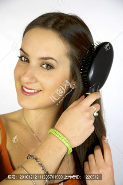 黑發(fā)女模特刷長頭發(fā)