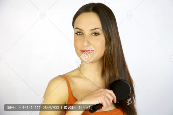 黑發(fā)女模特的頭發(fā)刷牙的快樂(lè)