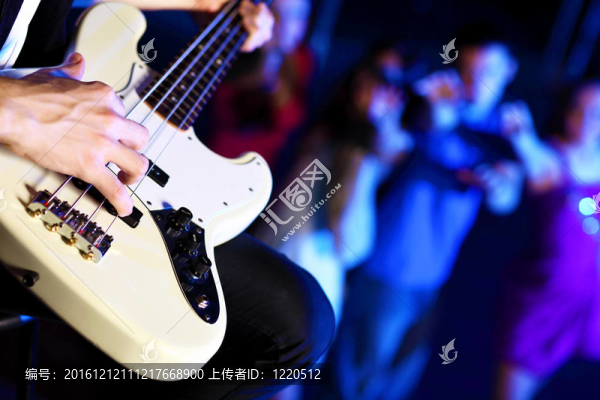 年輕吉他演奏者在夜總會表演