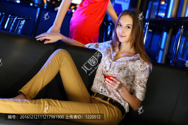 夜總會里有魅力的女人喝一杯