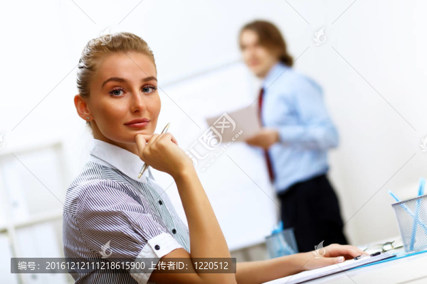 辦公室里的一個(gè)女商人的肖像