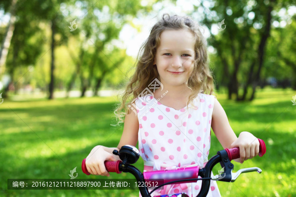 夏日公園里的小女孩