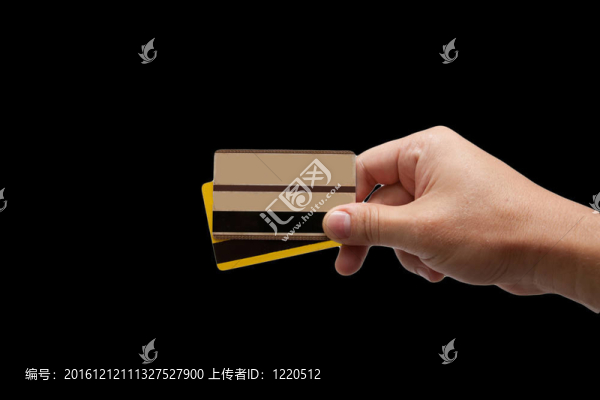 兩個(gè)信用卡的手在黑色背景隔離