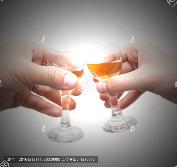 兩只配酒杯的手