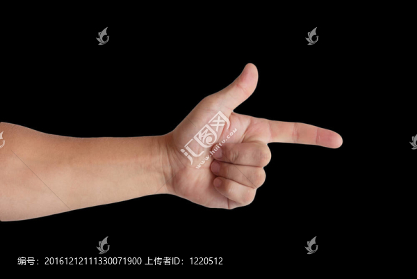 黑色背景下的男性手