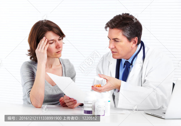 醫(yī)生與病人婦女。