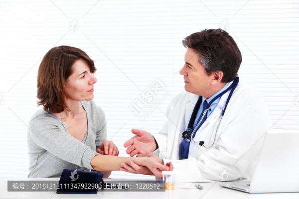 醫(yī)生與病人婦女。