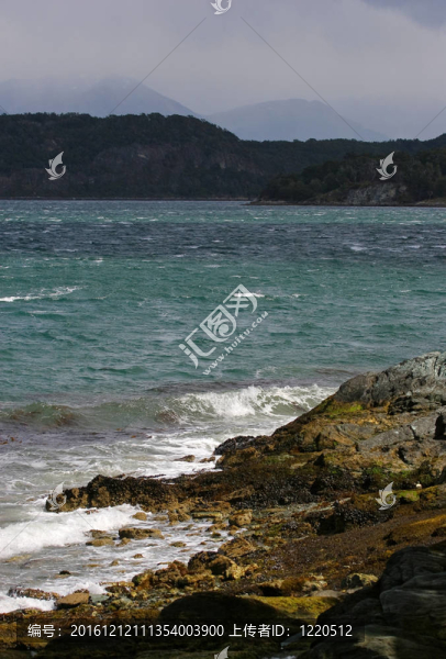 多巖石的海岸