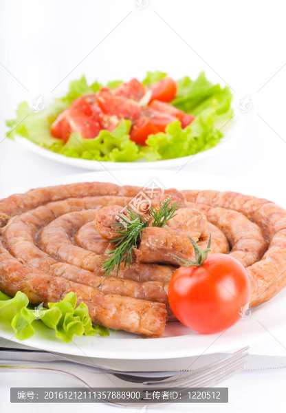 豬肉和牛肉香腸配番茄和香料；蔬菜沙拉