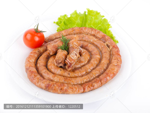 豬肉和牛肉香腸配番茄和香料；蔬菜沙拉