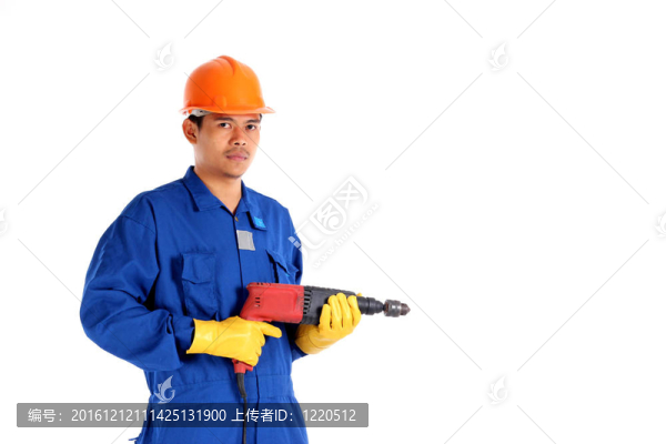 亞洲男子用手鉆。白色背景隔離