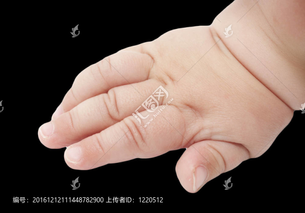 黑色背景上的嬰兒手