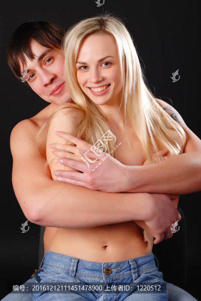 年輕的恩愛夫妻