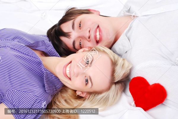 年輕的恩愛(ài)夫妻