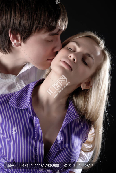 年輕的恩愛夫妻