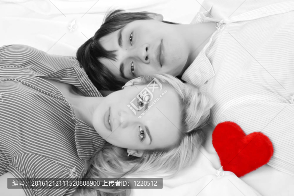 年輕的恩愛夫妻
