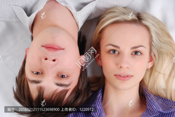 年輕的恩愛(ài)夫妻