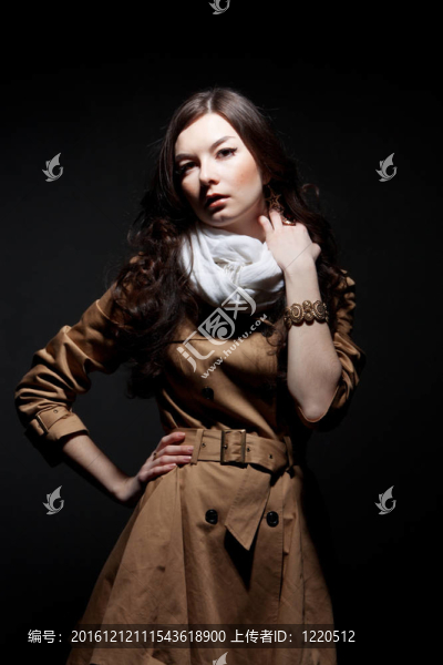 性感女人在黑暗中的時尚肖像