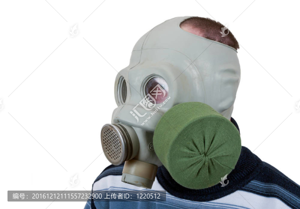 戴在白色背景上的防毒面具的人