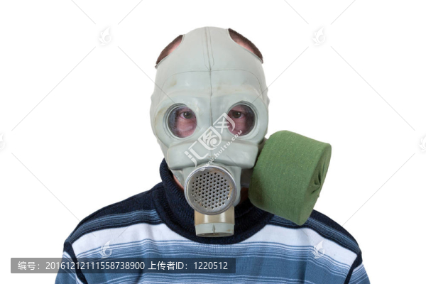 戴在白色背景上的防毒面具的人